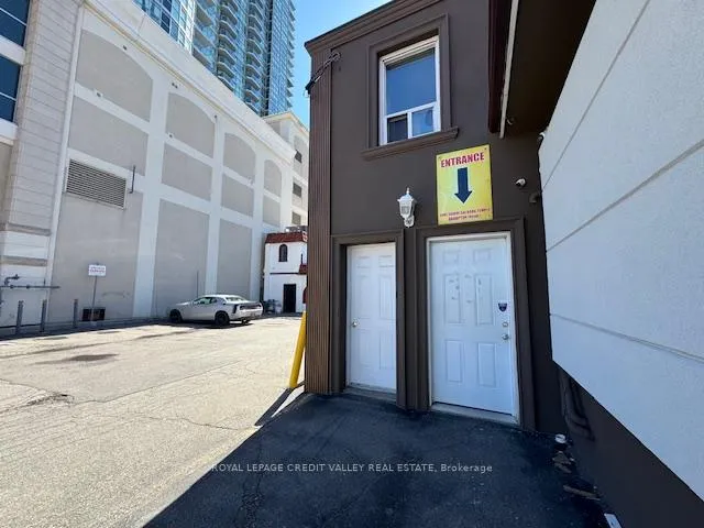 Photo 5 of 23 George Street N, Brampton, Downtown Brampton — HOMEH