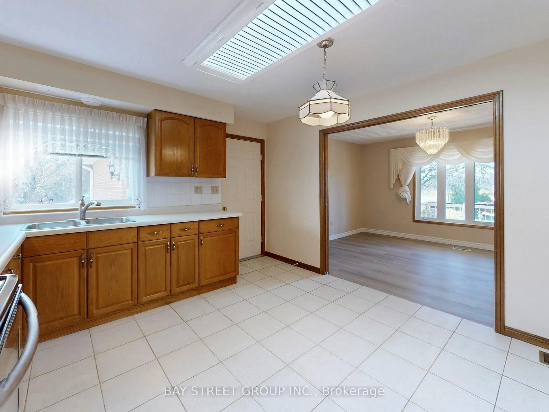 Photo 10 of 861 Book Road E, Hamilton, Airport Employment Area — HOMEH