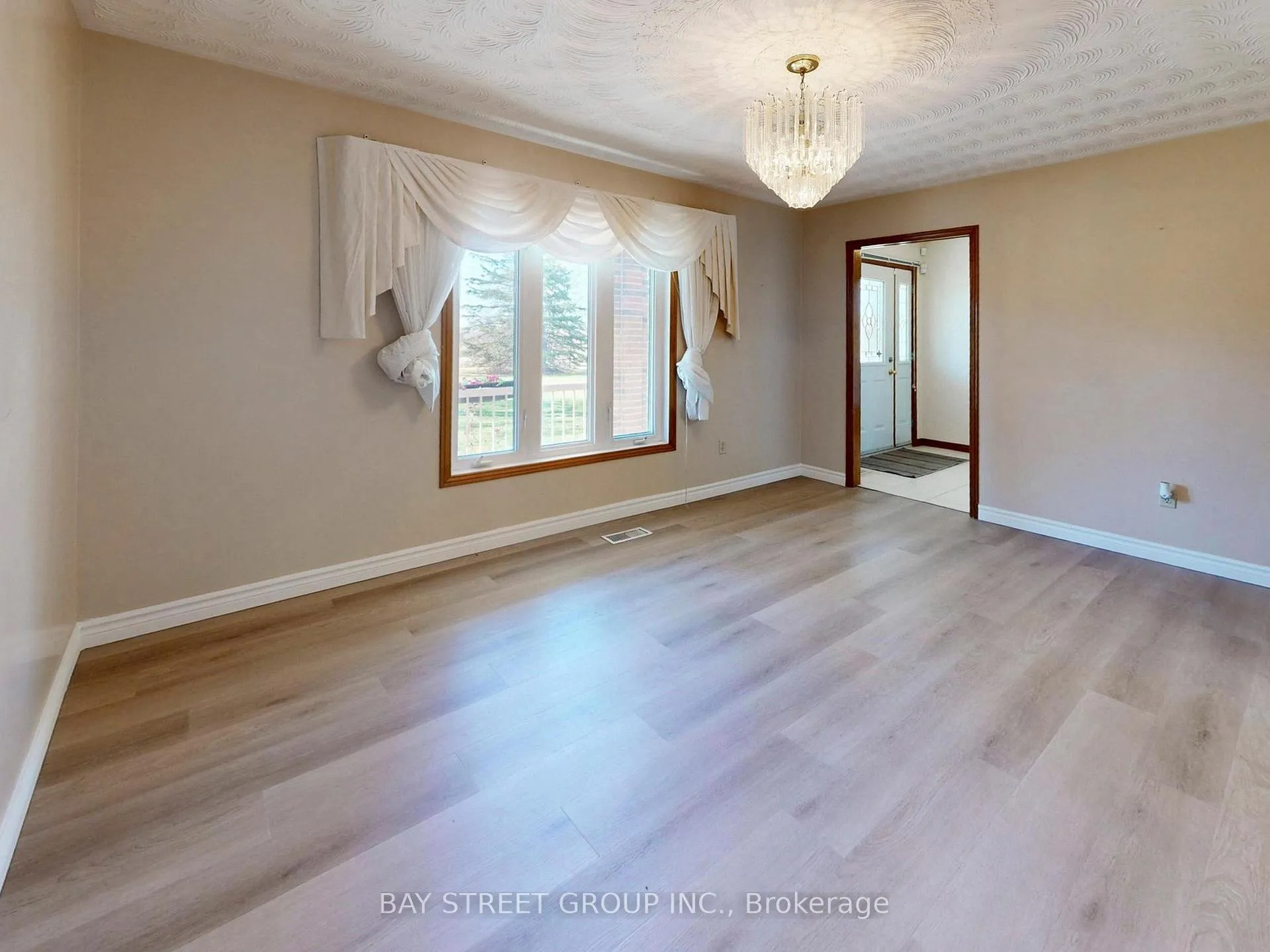 Photo 12 of 861 Book Road E, Hamilton, Airport Employment Area — HOMEH