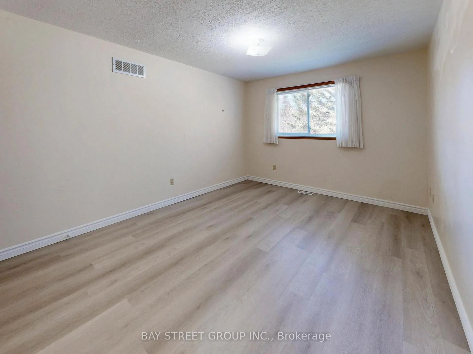 Photo 23 of 861 Book Road E, Hamilton, Airport Employment Area — HOMEH