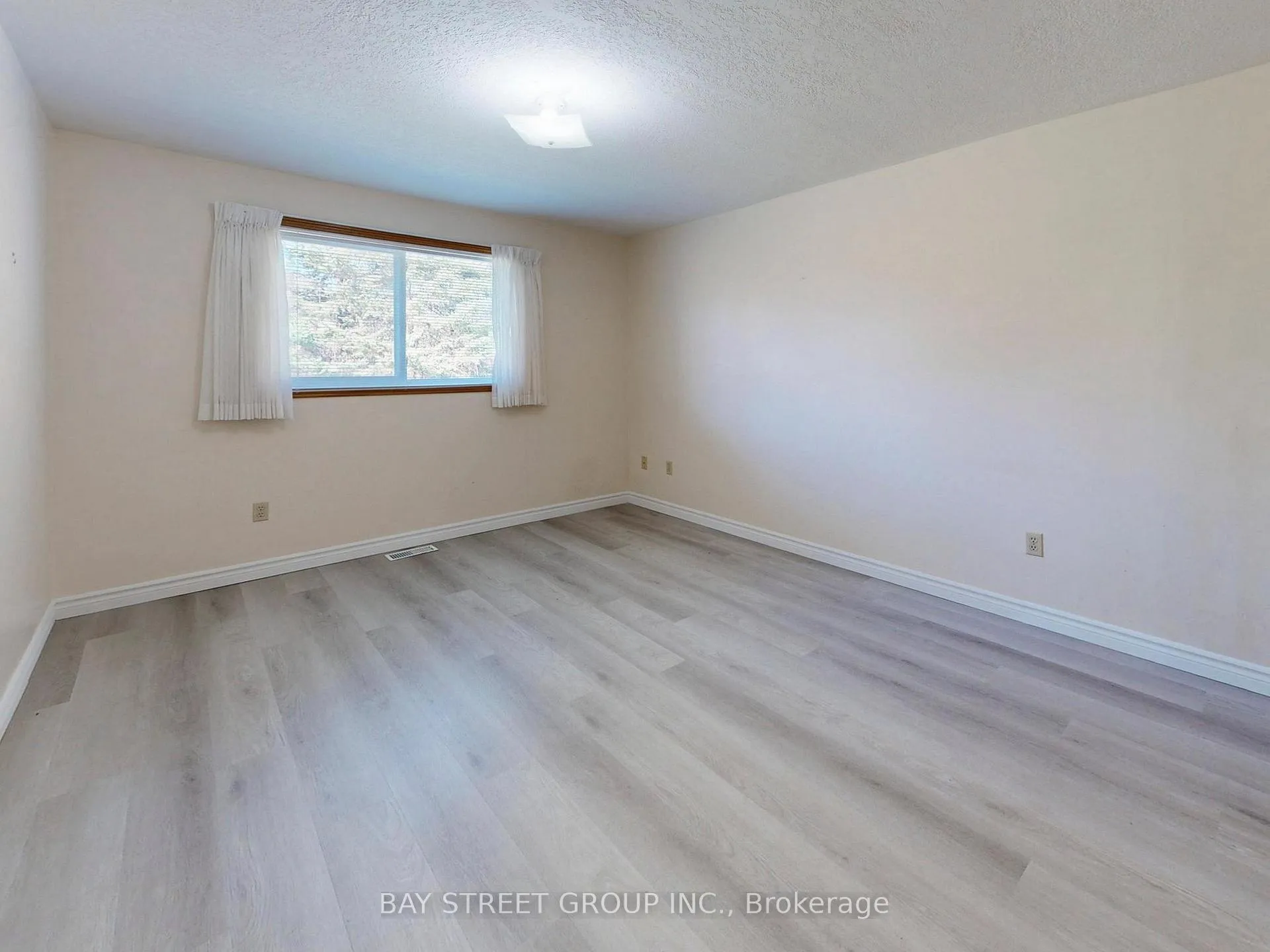 Photo 24 of 861 Book Road E, Hamilton, Airport Employment Area — HOMEH