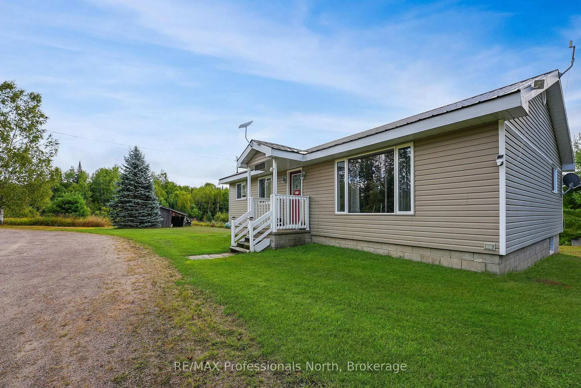 Photo 4 of 4072 Gelert Road, Minden Hills, Snowdon — HOMEH