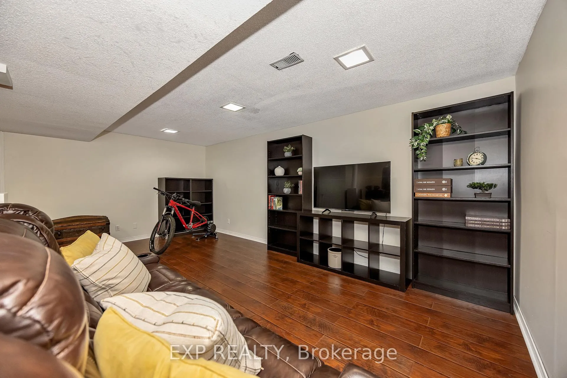 Photo 37 of 63 Victor Street, Ottawa, Stittsville (Central) — HOMEH