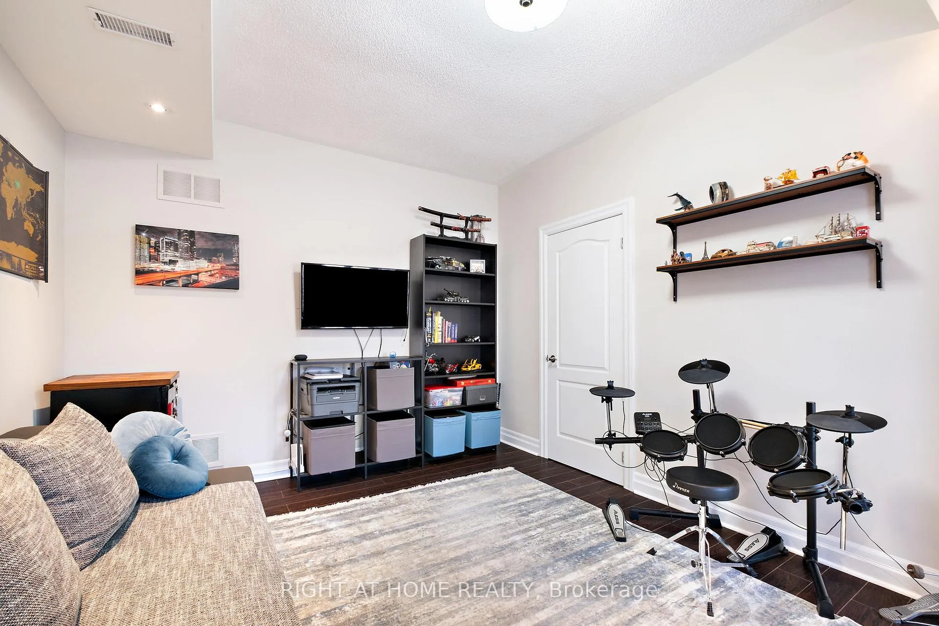 Photo 5 of 873 New Westminster Drive, Vaughan, Beverley Glen — HOMEH