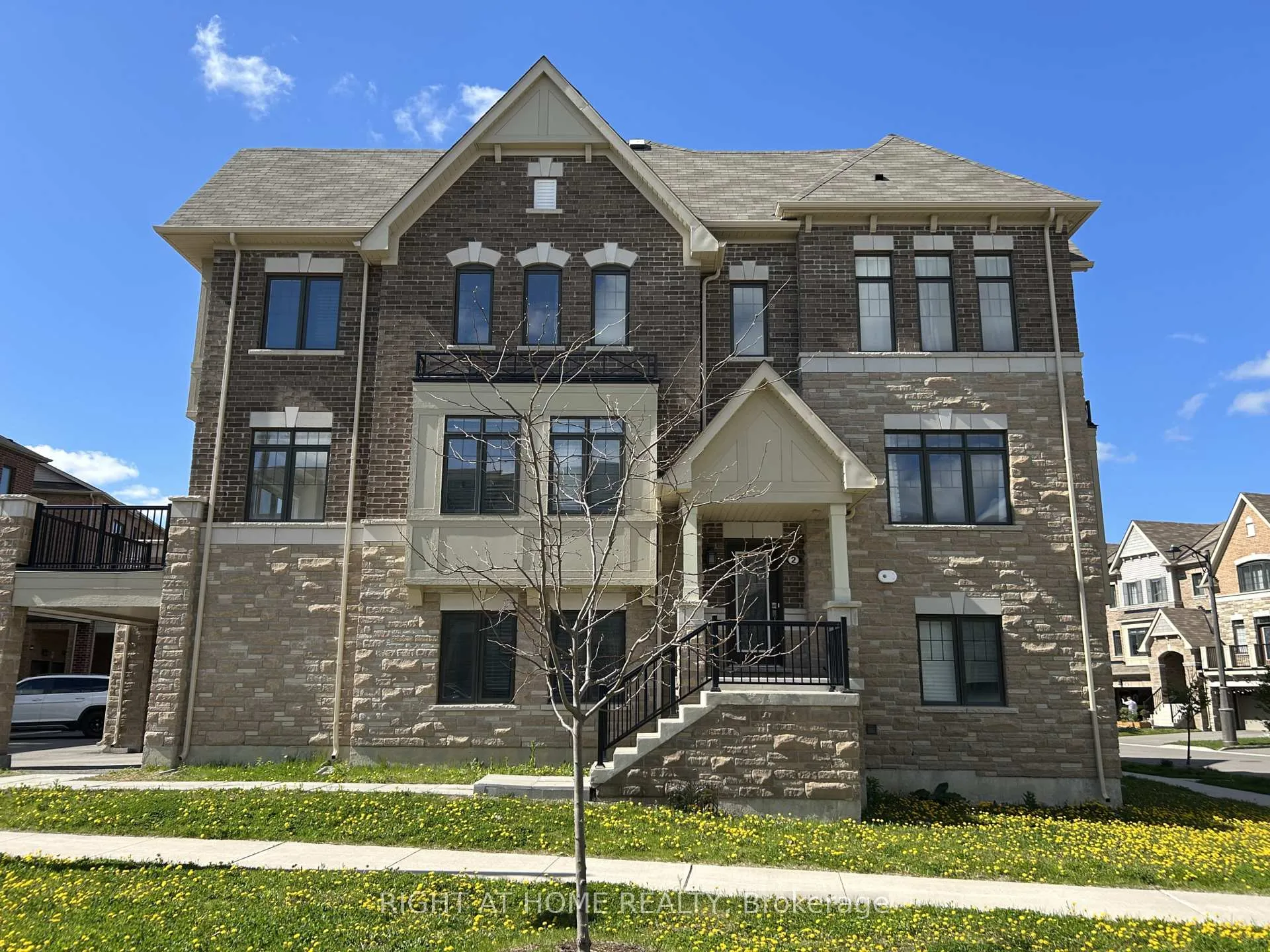 Photo 3 of 2 Isabella Peach Drive, Markham, Victoria Square — HOMEH