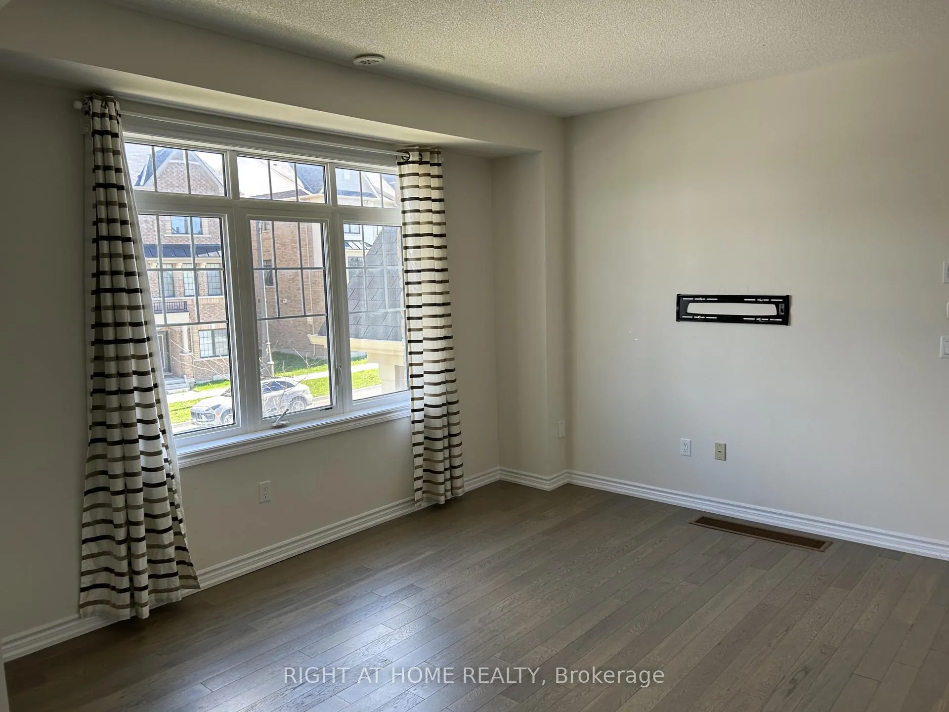 Photo 4 of 2 Isabella Peach Drive, Markham, Victoria Square — HOMEH