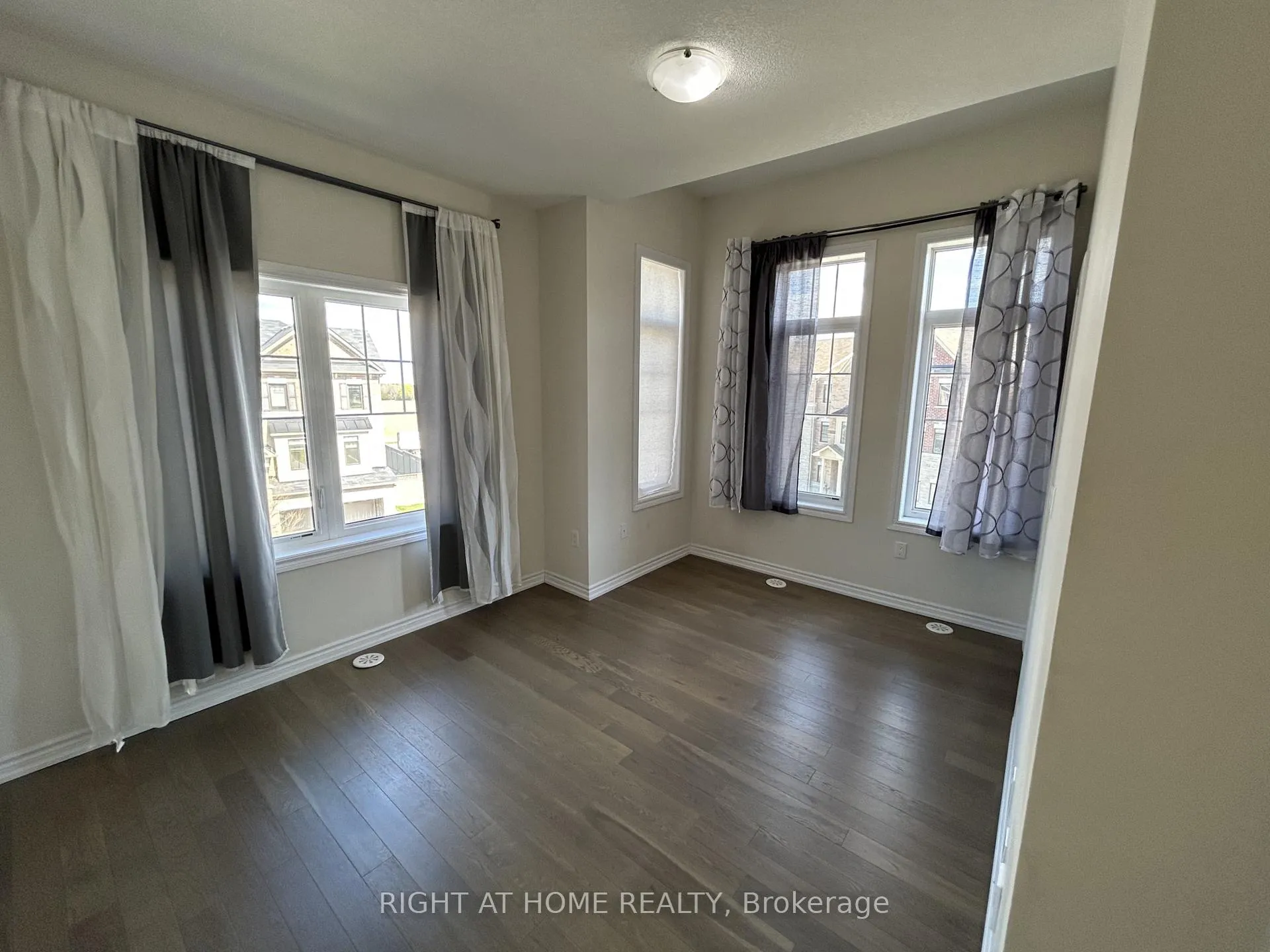 Photo 7 of 2 Isabella Peach Drive, Markham, Victoria Square — HOMEH