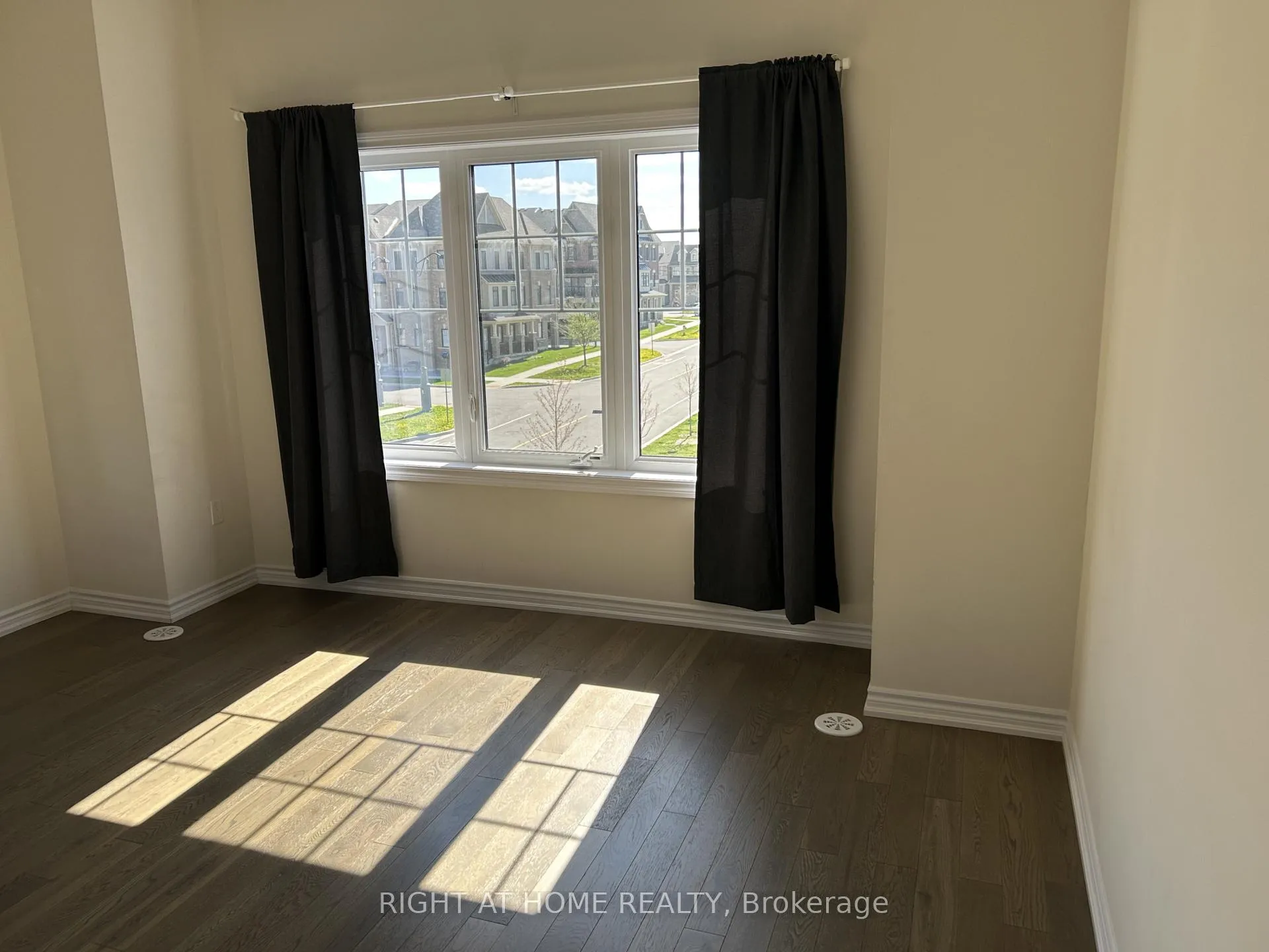 Photo 9 of 2 Isabella Peach Drive, Markham, Victoria Square — HOMEH