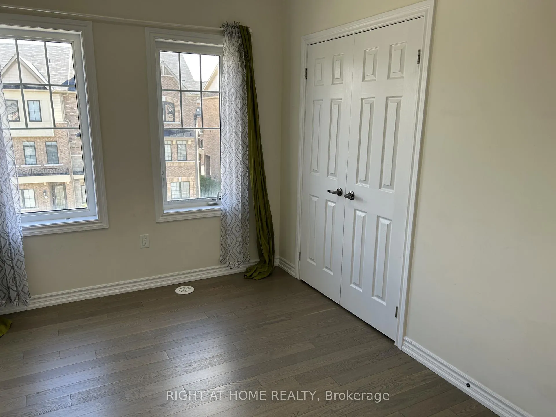 Photo 11 of 2 Isabella Peach Drive, Markham, Victoria Square — HOMEH