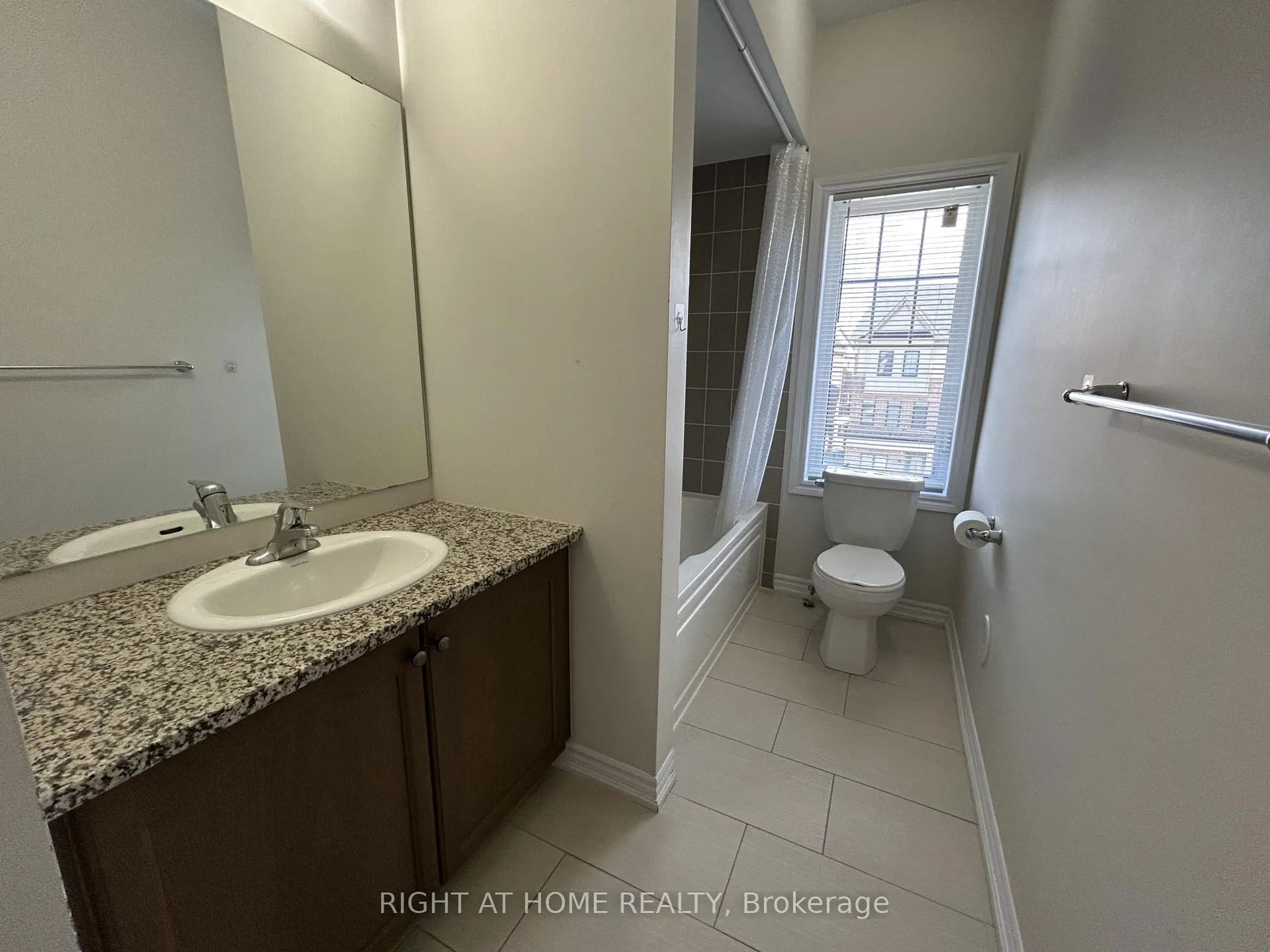 Photo 12 of 2 Isabella Peach Drive, Markham, Victoria Square — HOMEH