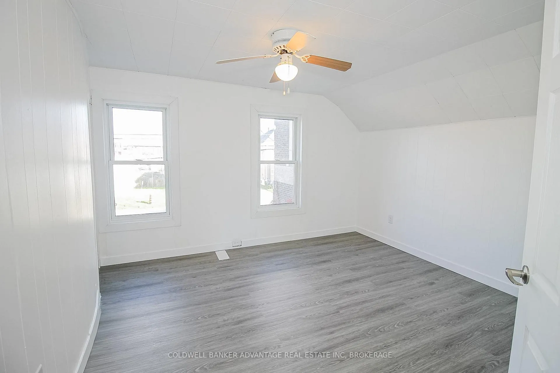 Photo 15 of 215 Burgar Street, Welland, Welland Downtown — HOMEH