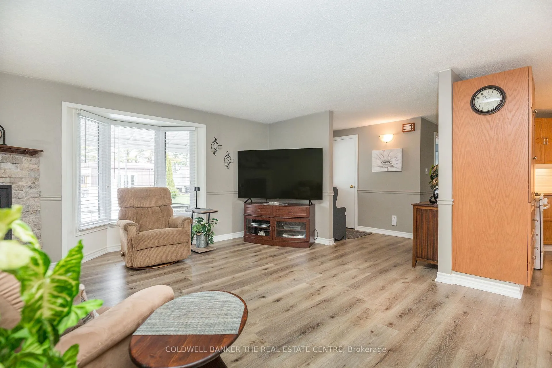 Photo 7 of 59 Linden Lane, Innisfil, Rural Innisfil — HOMEH