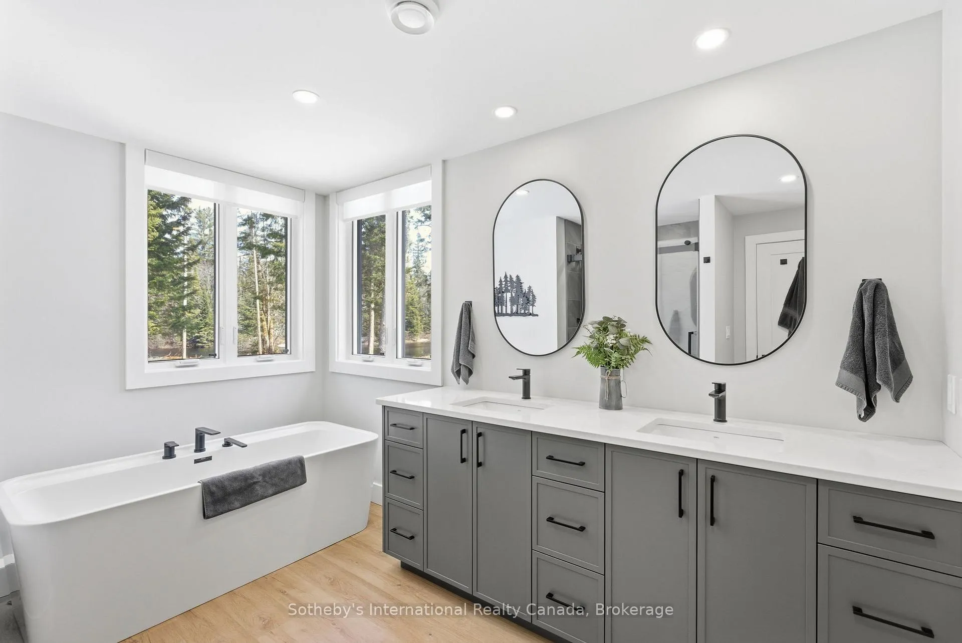 Photo 21 of 26 Mcgregor Way, Bracebridge, Macaulay — HOMEH