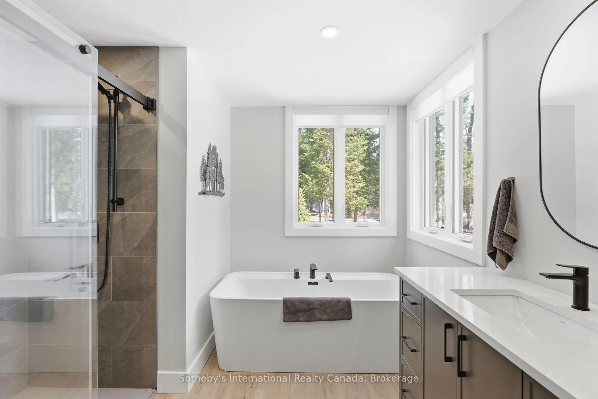 Photo 22 of 26 Mcgregor Way, Bracebridge, Macaulay — HOMEH