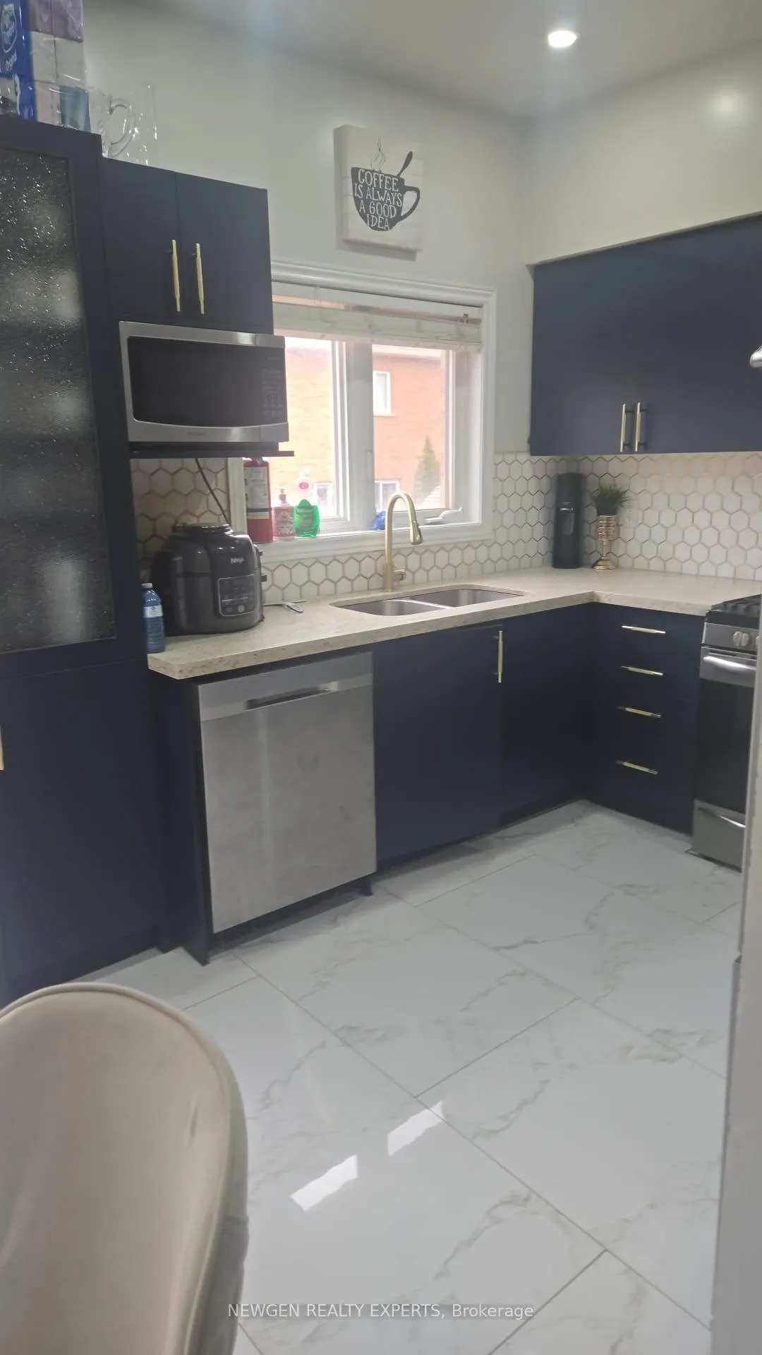 Photo 3 of 22 Frenchpark Circle, Brampton, Credit Valley — HOMEH