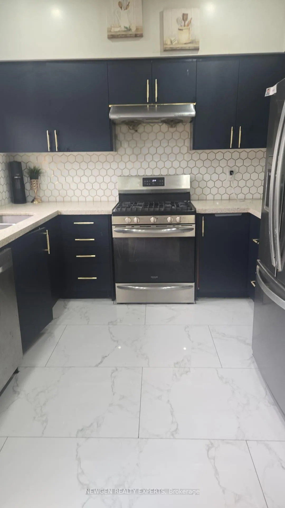 Photo 4 of 22 Frenchpark Circle, Brampton, Credit Valley — HOMEH
