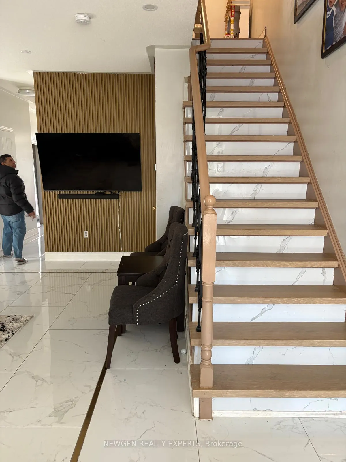 Photo 10 of 22 Frenchpark Circle, Brampton, Credit Valley — HOMEH