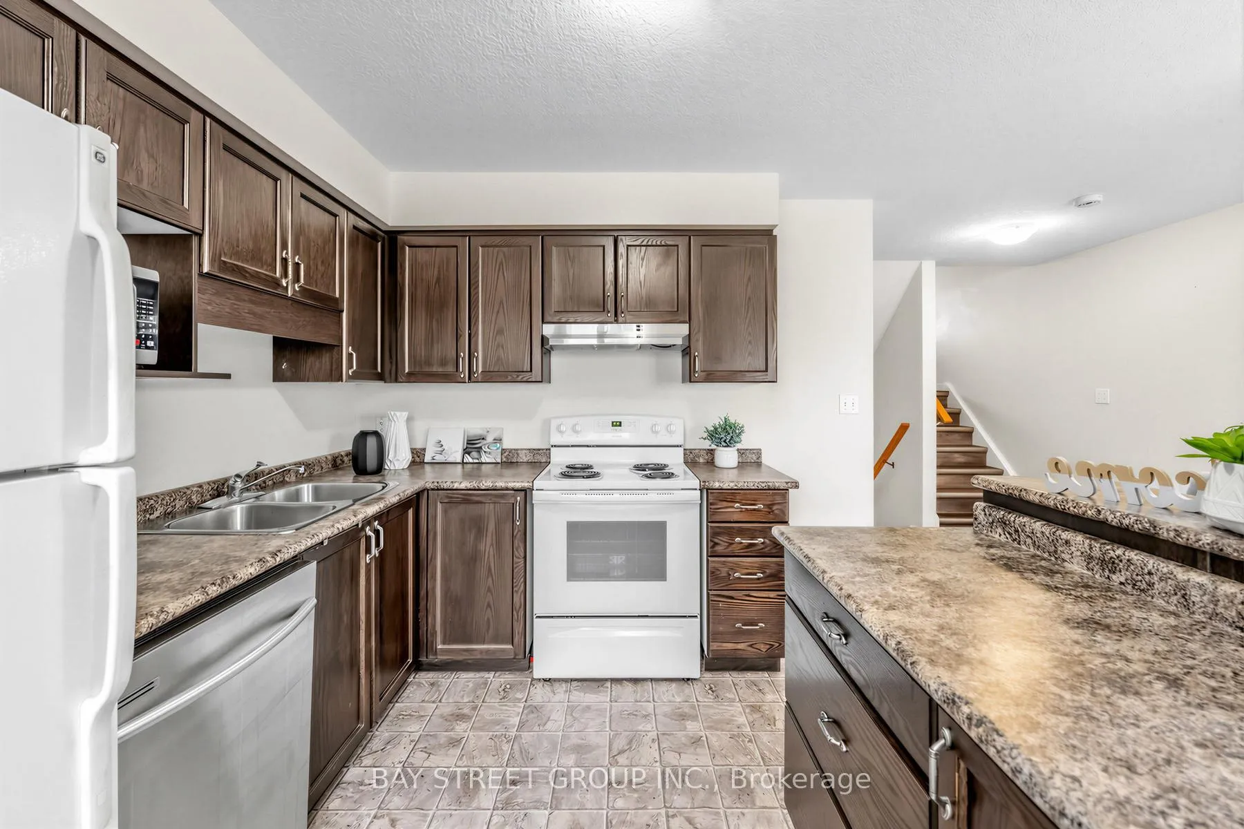 Photo 11 of 1383 Countrystone Drive, Kitchener — HOMEH