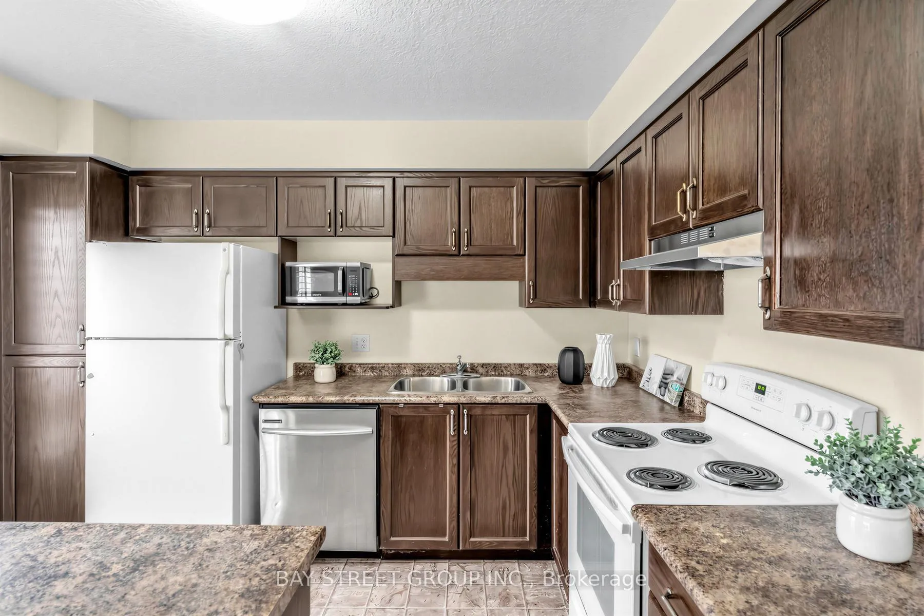Photo 12 of 1383 Countrystone Drive, Kitchener — HOMEH