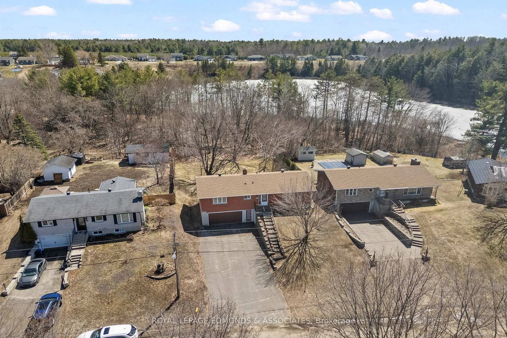 Photo 3 of 35 Harris Crescent, Whitewater Region, Beachburg — HOMEH