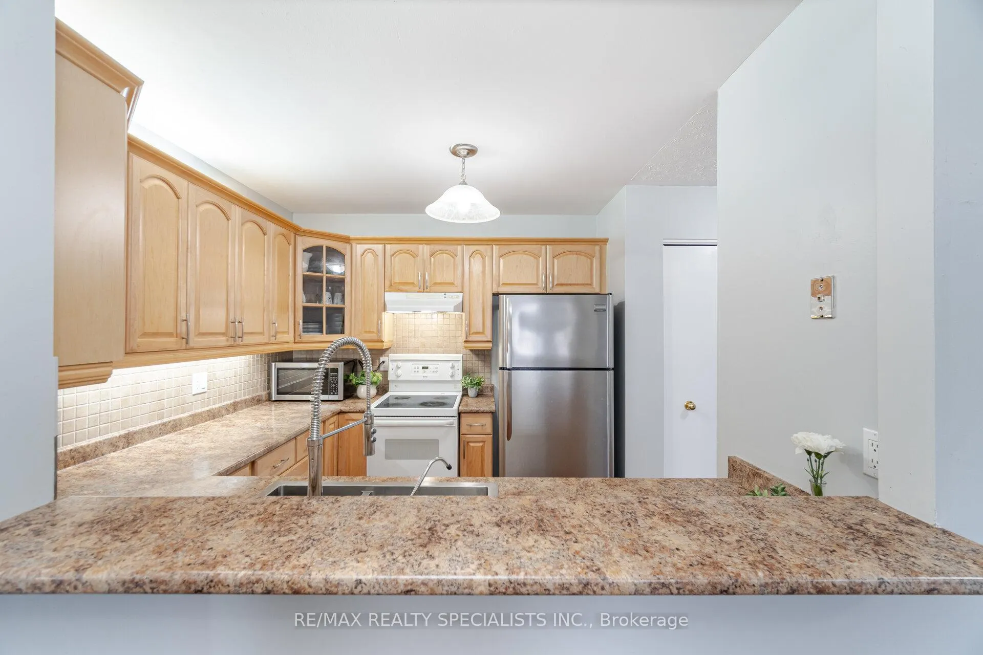 Photo 7 of Unit 11, 205 Highland Crescent, Kitchener, Victoria Hills — HOMEH