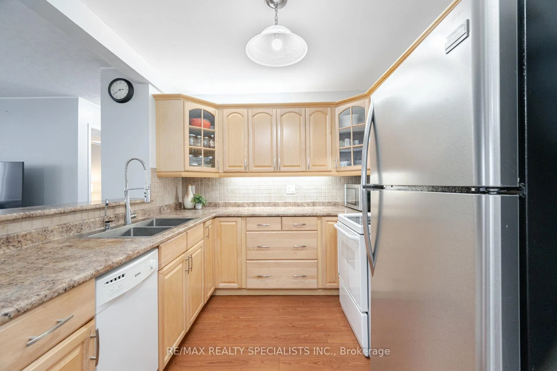 Photo 8 of Unit 11, 205 Highland Crescent, Kitchener, Victoria Hills — HOMEH