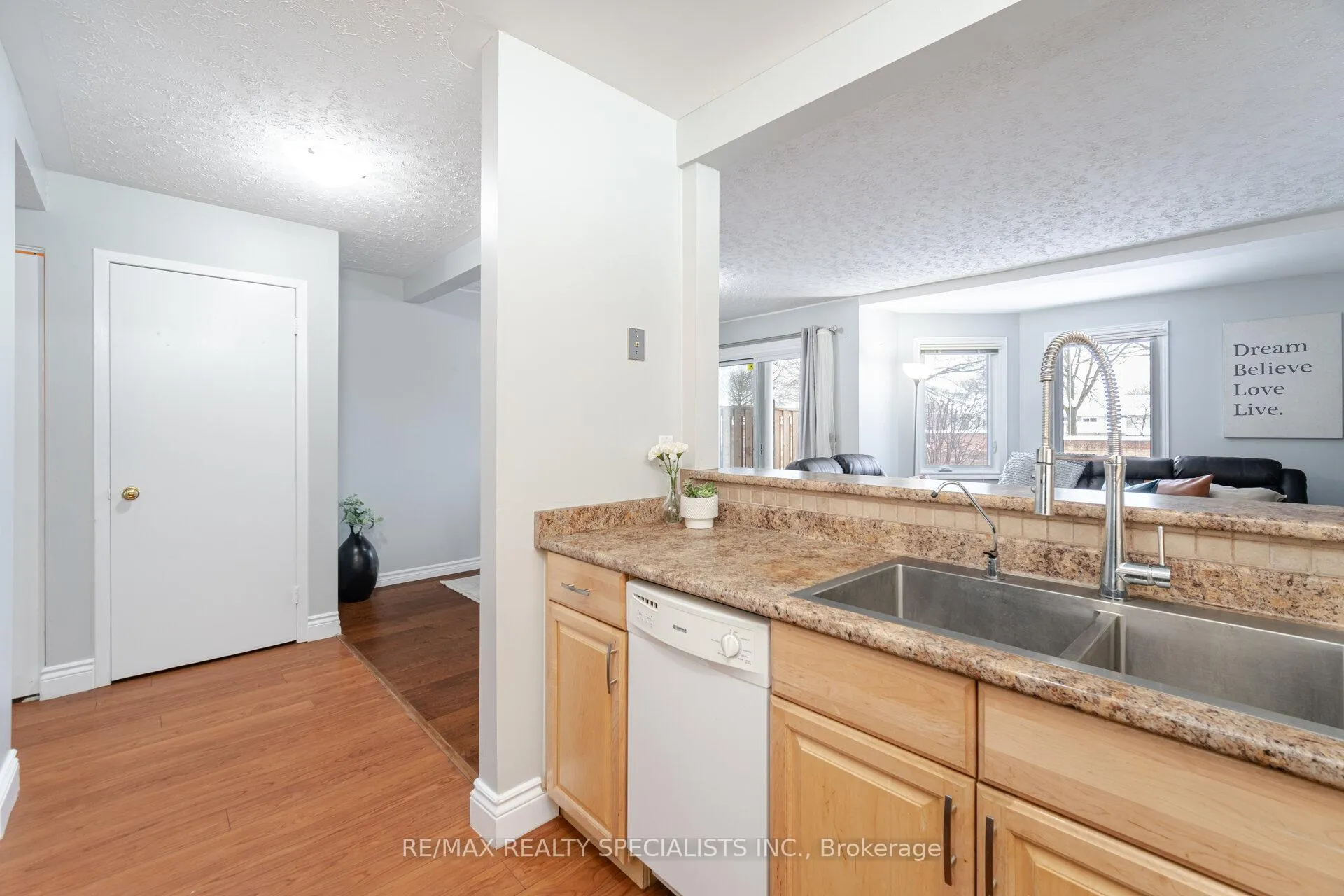 Photo 9 of Unit 11, 205 Highland Crescent, Kitchener, Victoria Hills — HOMEH