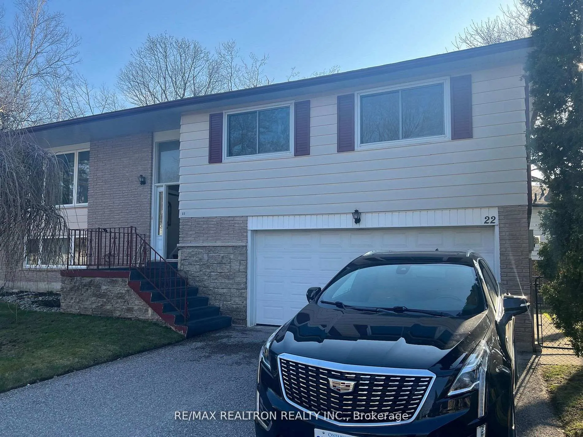 Photo 2 of 22 Jane Crescent, Barrie, Allandale Heights — HOMEH