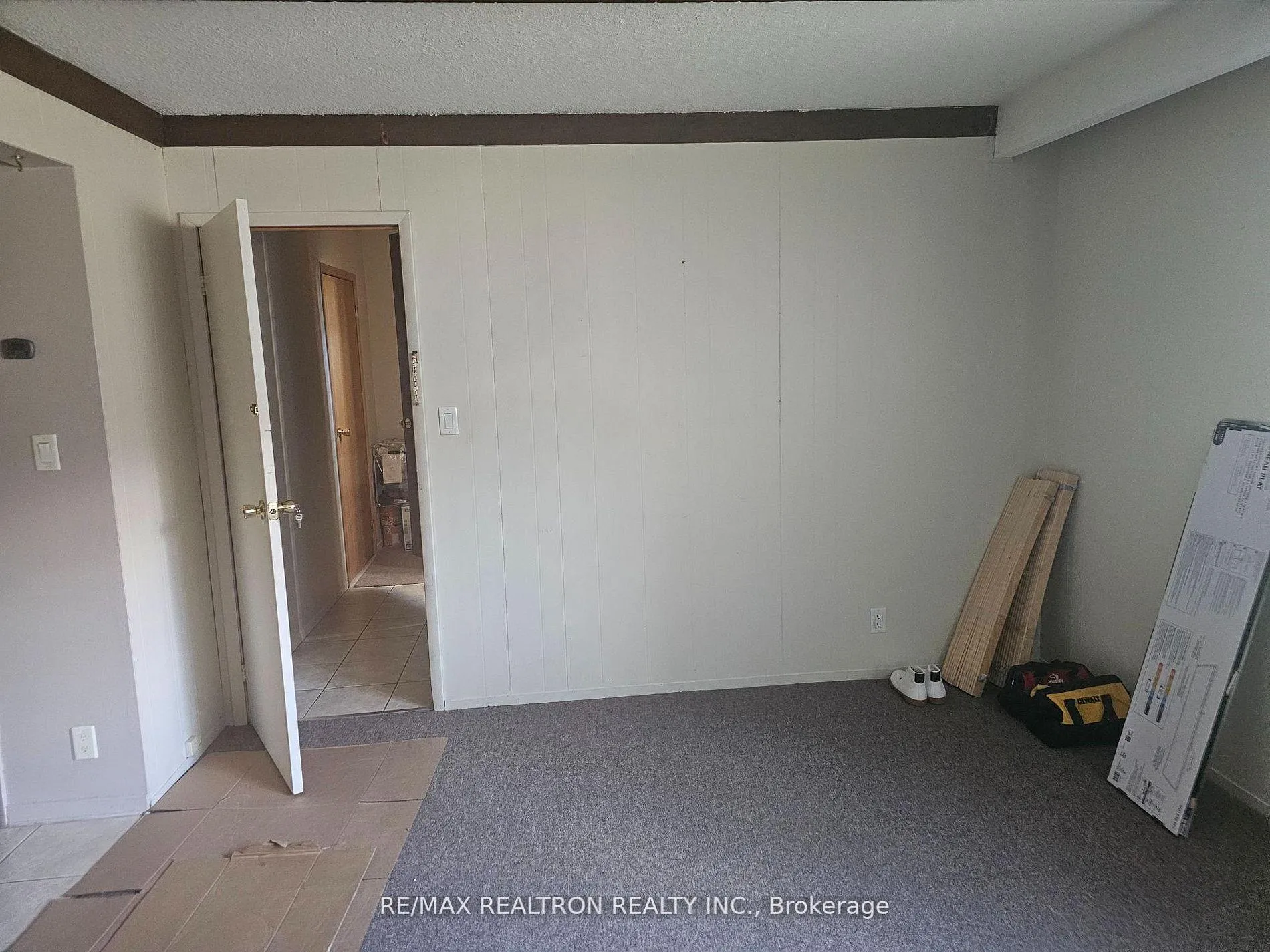 Photo 5 of 22 Jane Crescent, Barrie, Allandale Heights — HOMEH