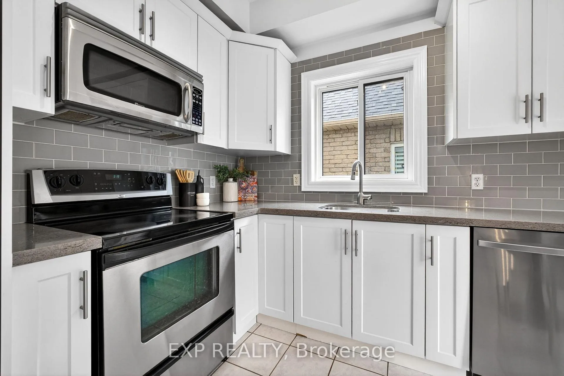 Photo 16 of 808 Greystone Court E, Oshawa, Pinecrest — HOMEH