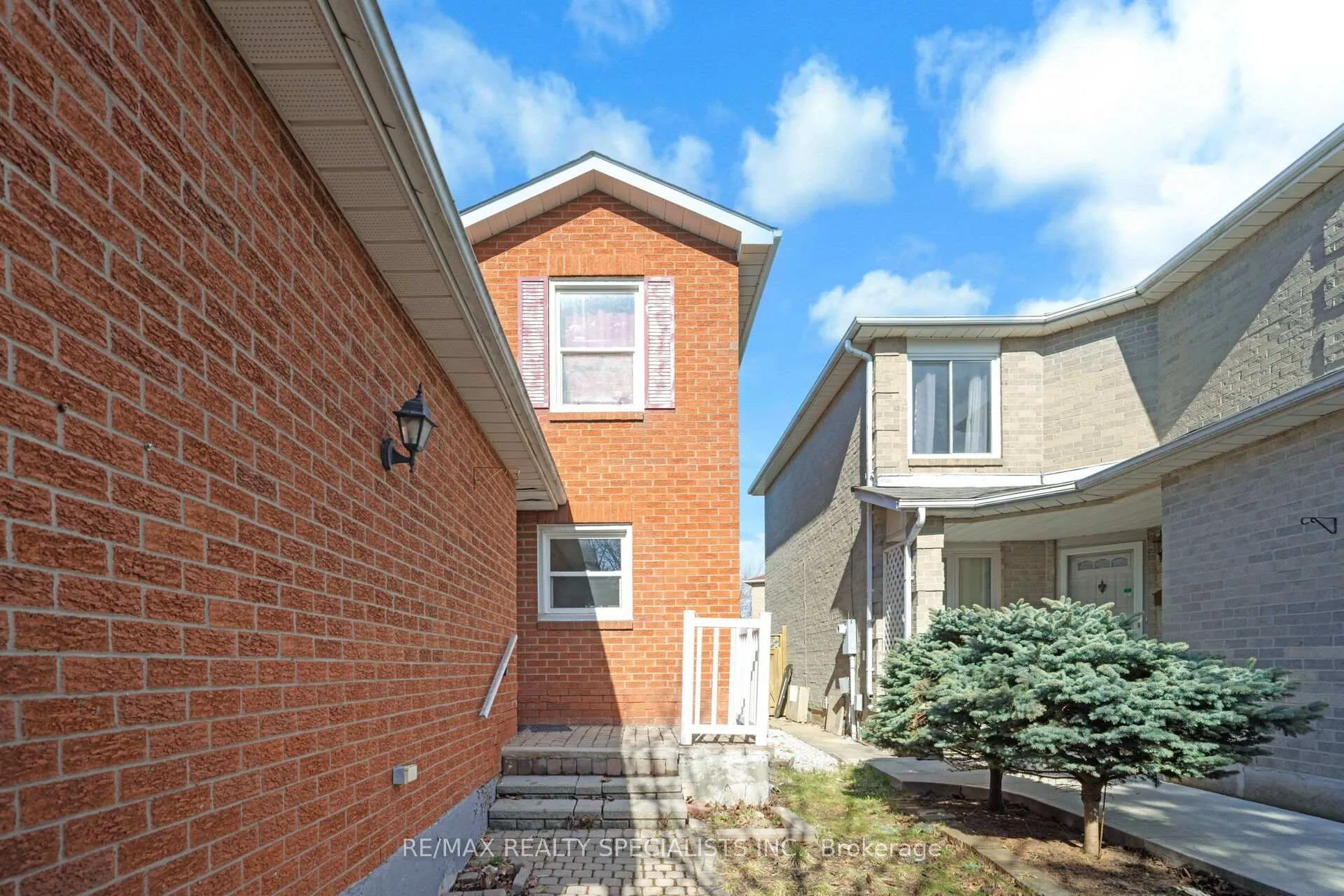 Photo 3 of 9 Wayne Nicol Drive, Brampton, Northwood Park — HOMEH