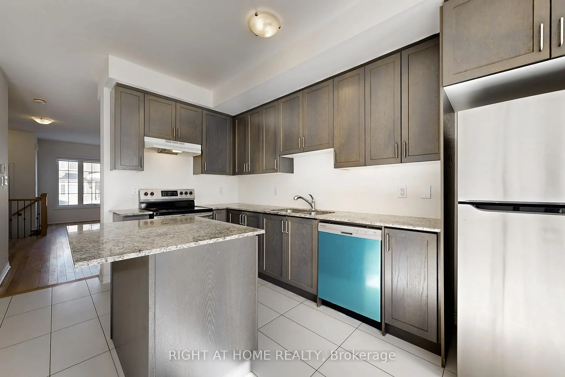 Photo 5 of 553 White's Hill Avenue, Markham, Cornell — HOMEH