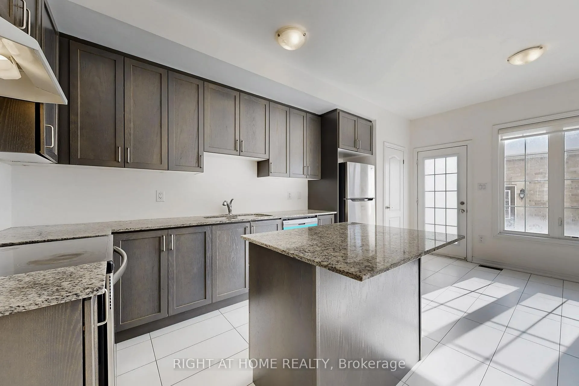 Photo 6 of 553 White's Hill Avenue, Markham, Cornell — HOMEH