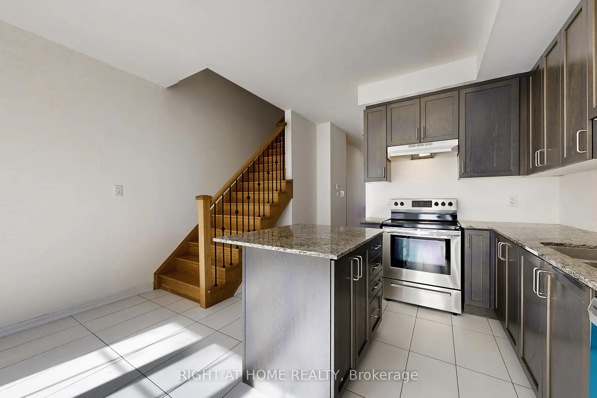 Photo 7 of 553 White's Hill Avenue, Markham, Cornell — HOMEH