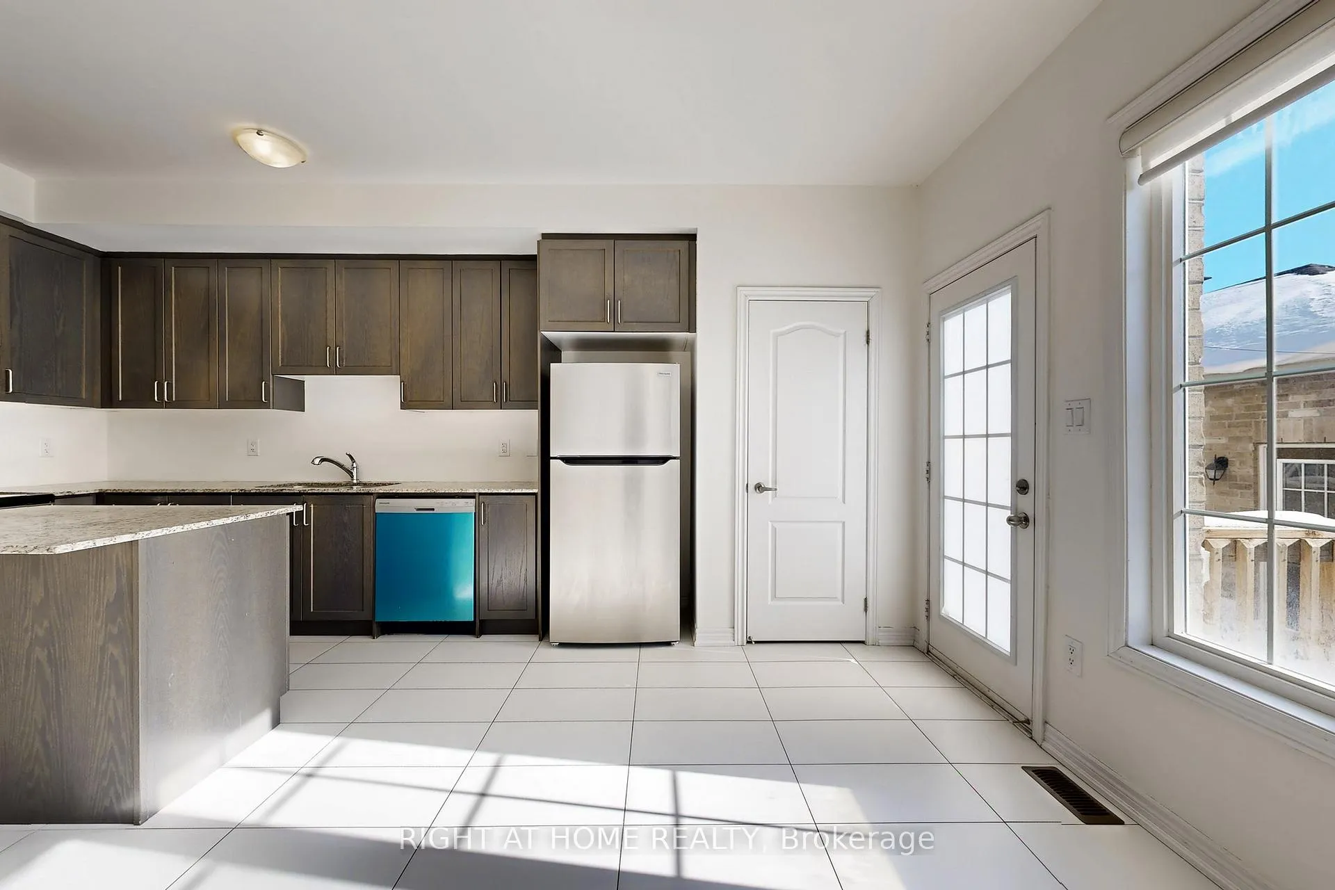 Photo 10 of 553 White's Hill Avenue, Markham, Cornell — HOMEH