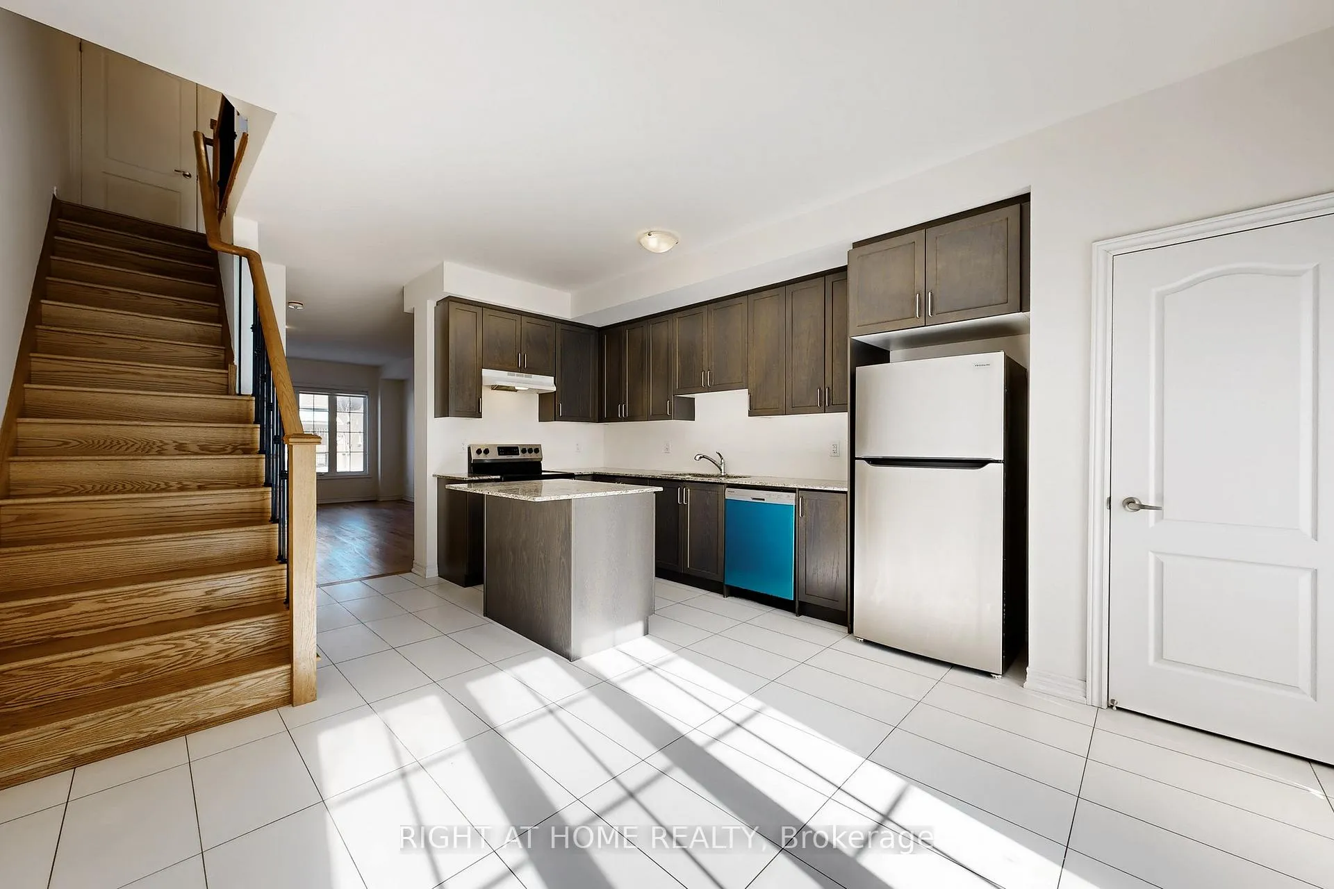 Photo 11 of 553 White's Hill Avenue, Markham, Cornell — HOMEH