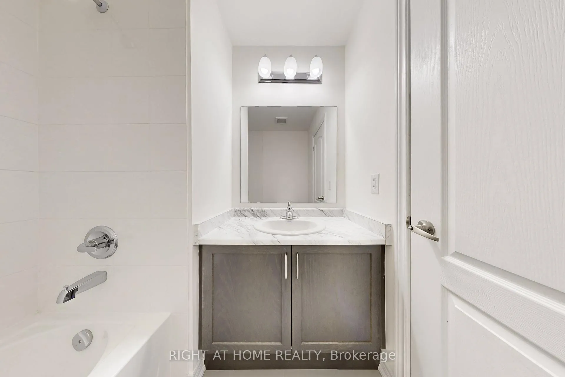 Photo 25 of 553 White's Hill Avenue, Markham, Cornell — HOMEH