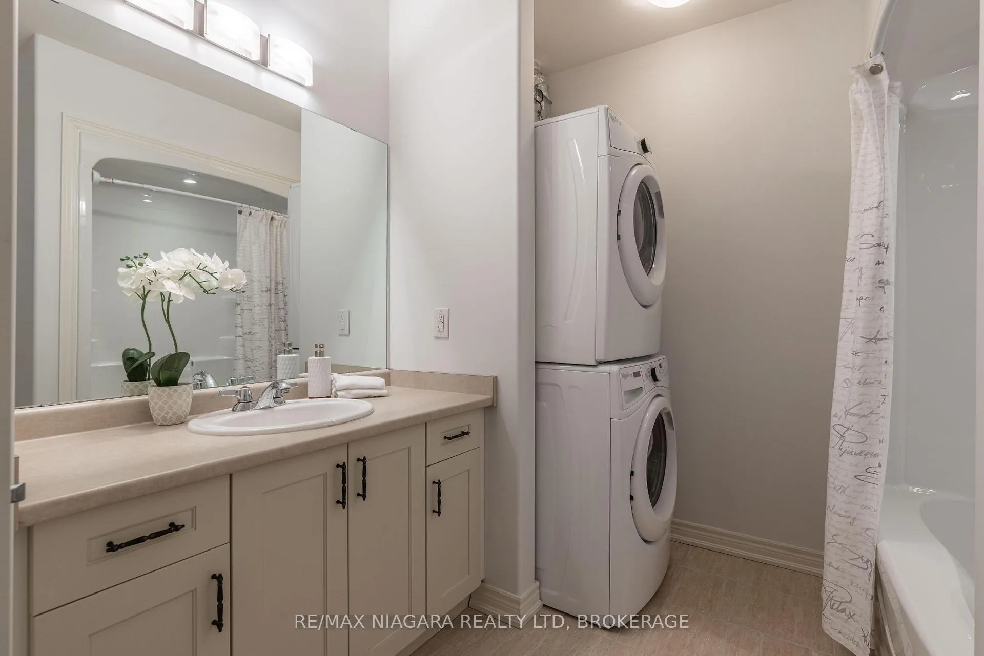 Photo 5 of Unit 209, 379 Scott Street, St. Catharines, Vine/Linwell — HOMEH