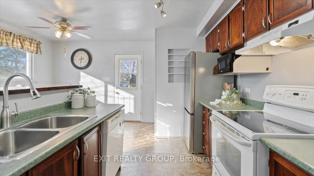 Photo 4 of 84 Chatterton Valley Crescent, Quinte West, Sidney Ward — HOMEH