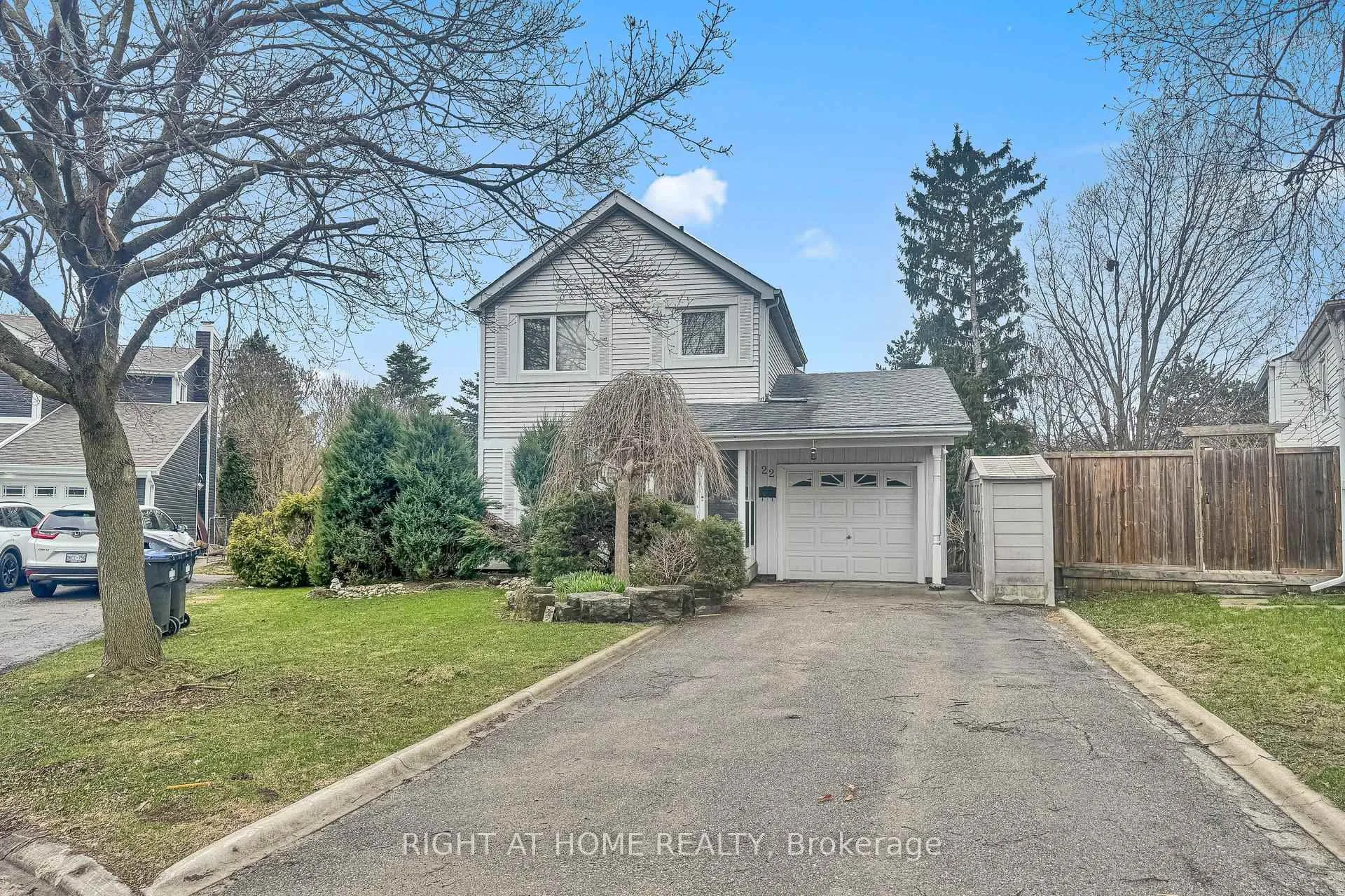 Photo 2 of 22 Blueridge Square, Brampton, Heart Lake West — HOMEH