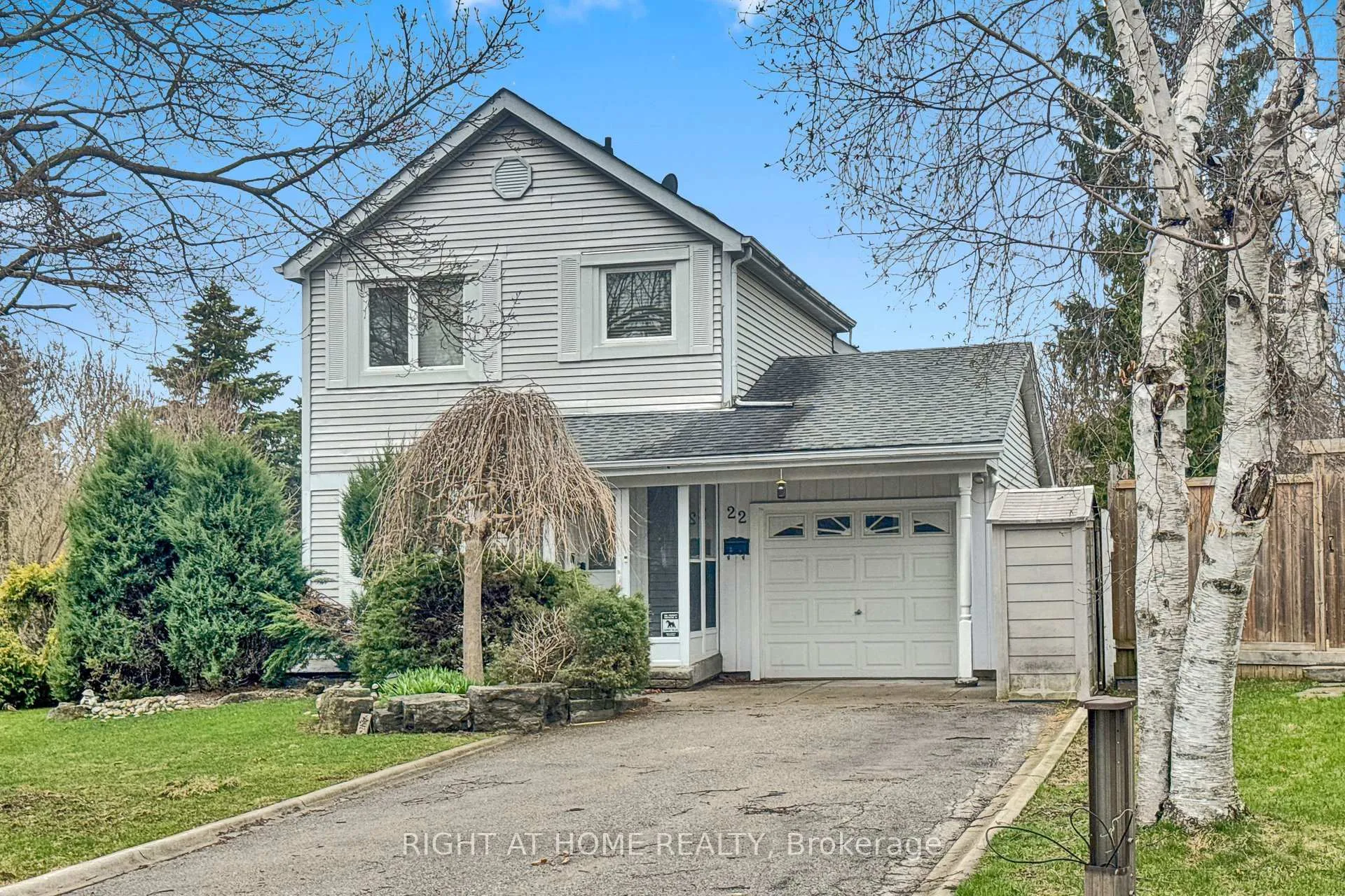 Photo 3 of 22 Blueridge Square, Brampton, Heart Lake West — HOMEH