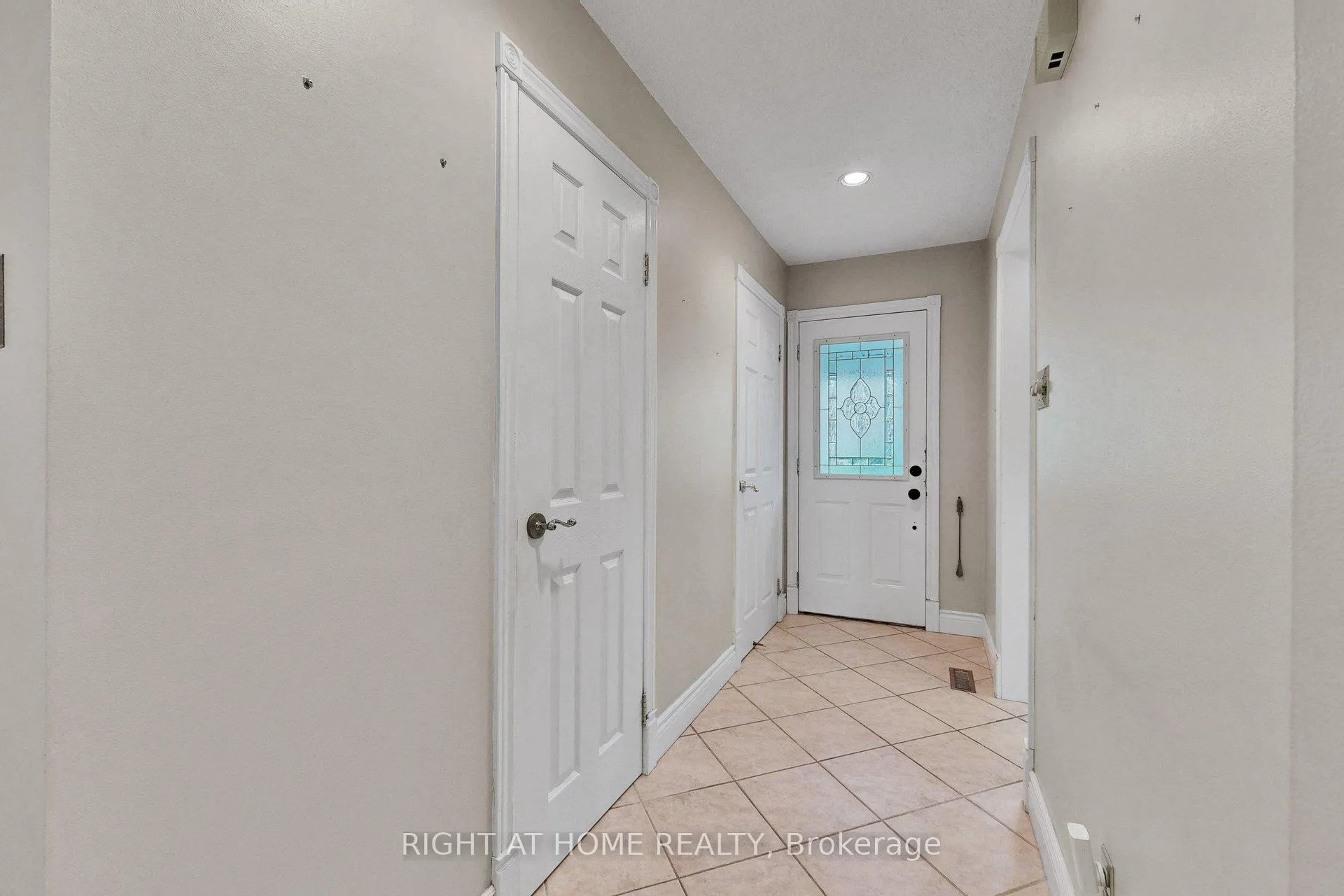 Photo 6 of 22 Blueridge Square, Brampton, Heart Lake West — HOMEH