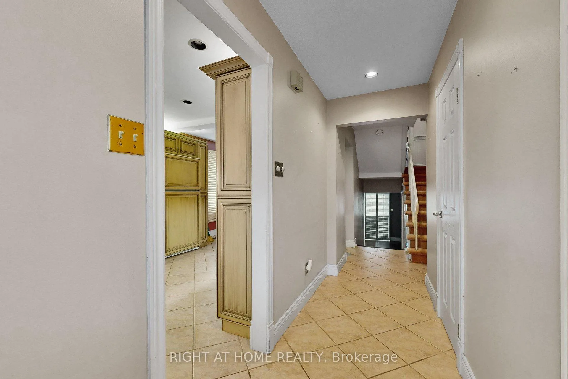 Photo 7 of 22 Blueridge Square, Brampton, Heart Lake West — HOMEH