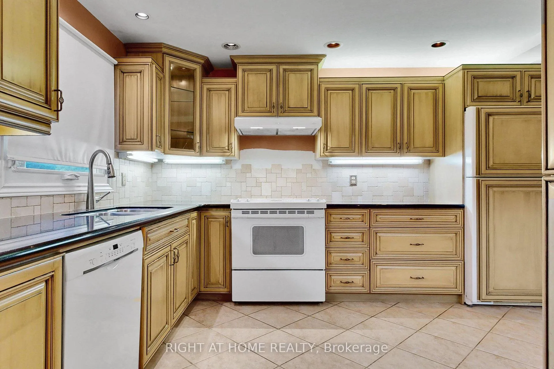 Photo 8 of 22 Blueridge Square, Brampton, Heart Lake West — HOMEH