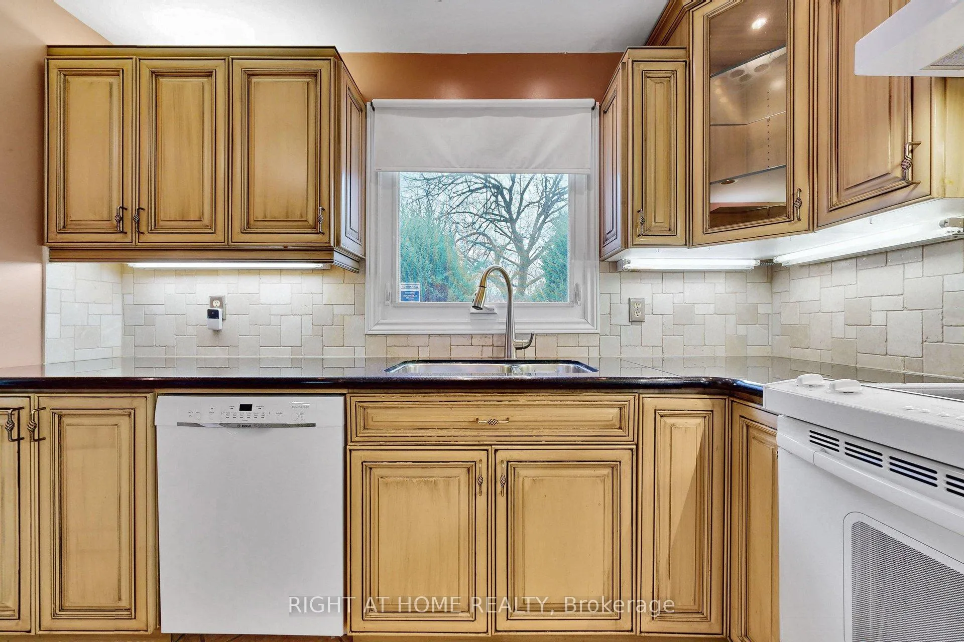 Photo 10 of 22 Blueridge Square, Brampton, Heart Lake West — HOMEH