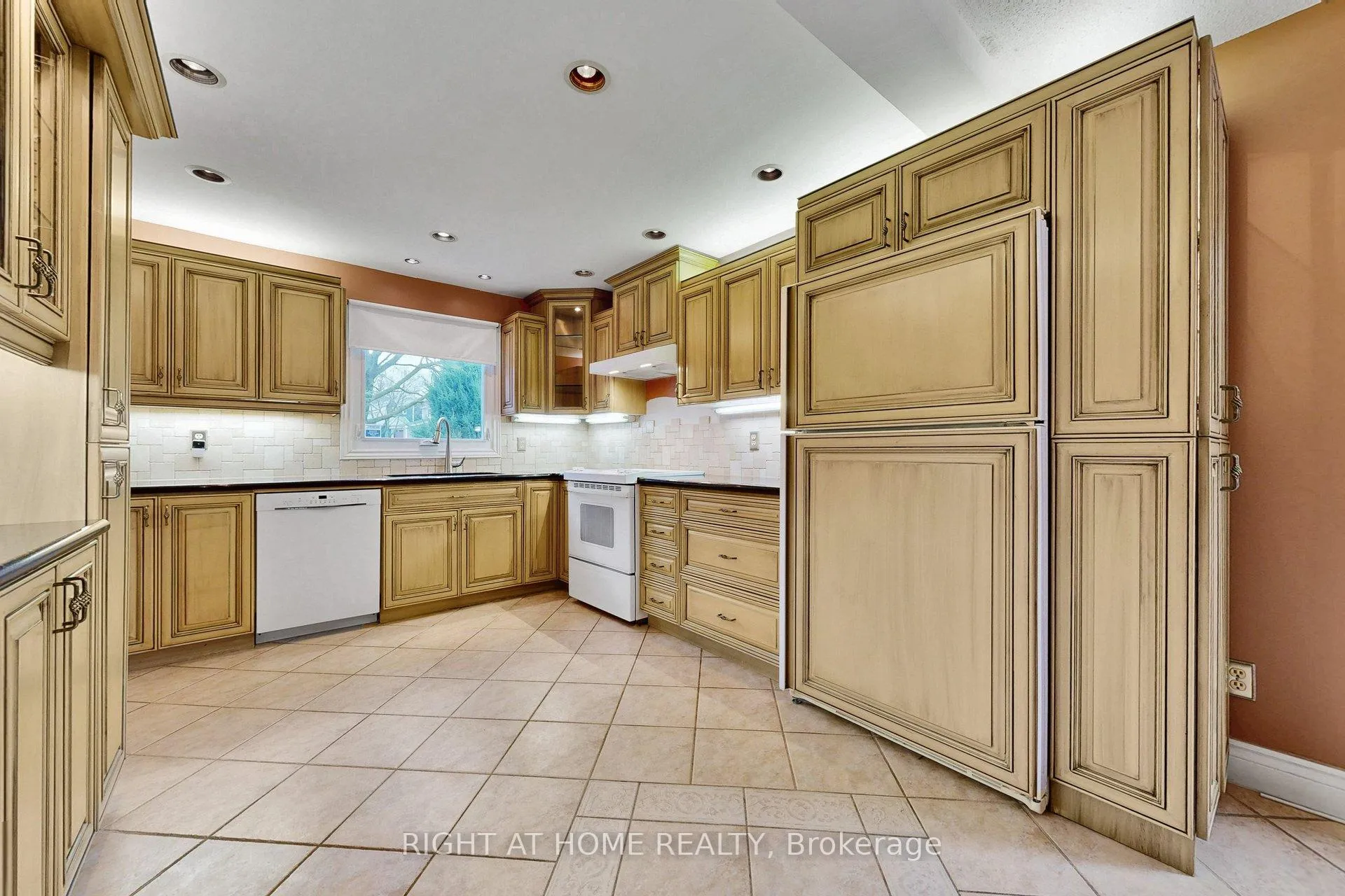 Photo 11 of 22 Blueridge Square, Brampton, Heart Lake West — HOMEH