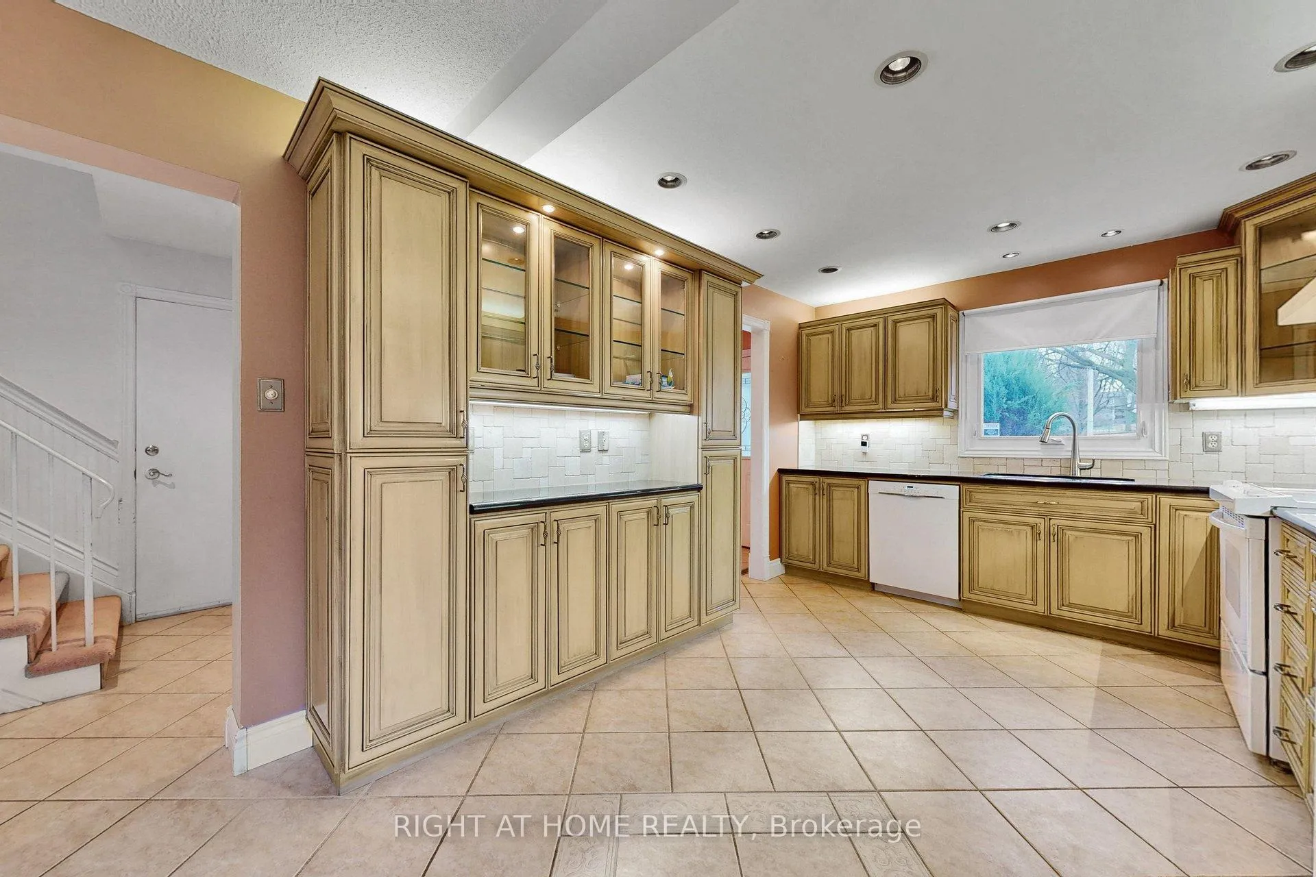Photo 12 of 22 Blueridge Square, Brampton, Heart Lake West — HOMEH