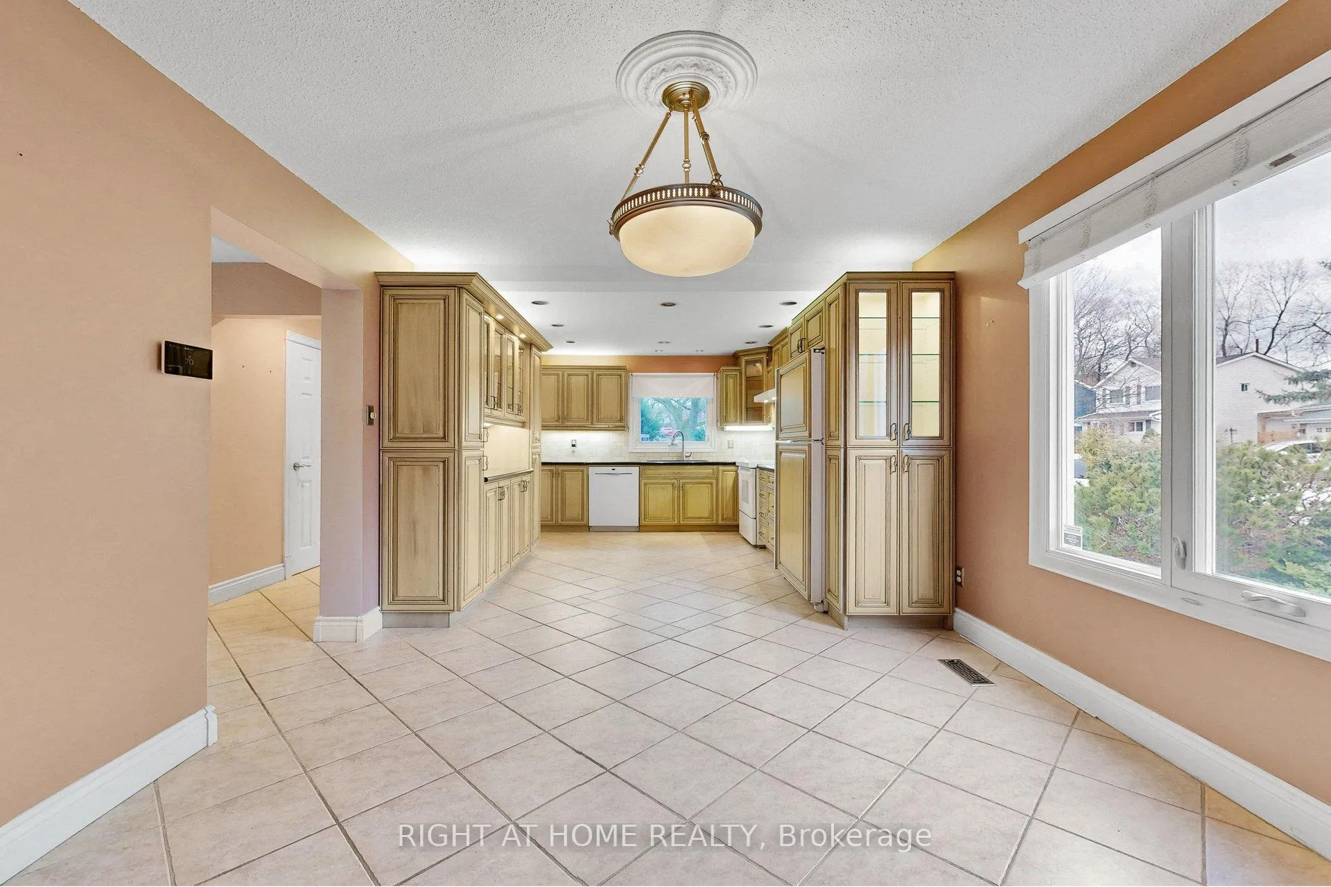 Photo 14 of 22 Blueridge Square, Brampton, Heart Lake West — HOMEH