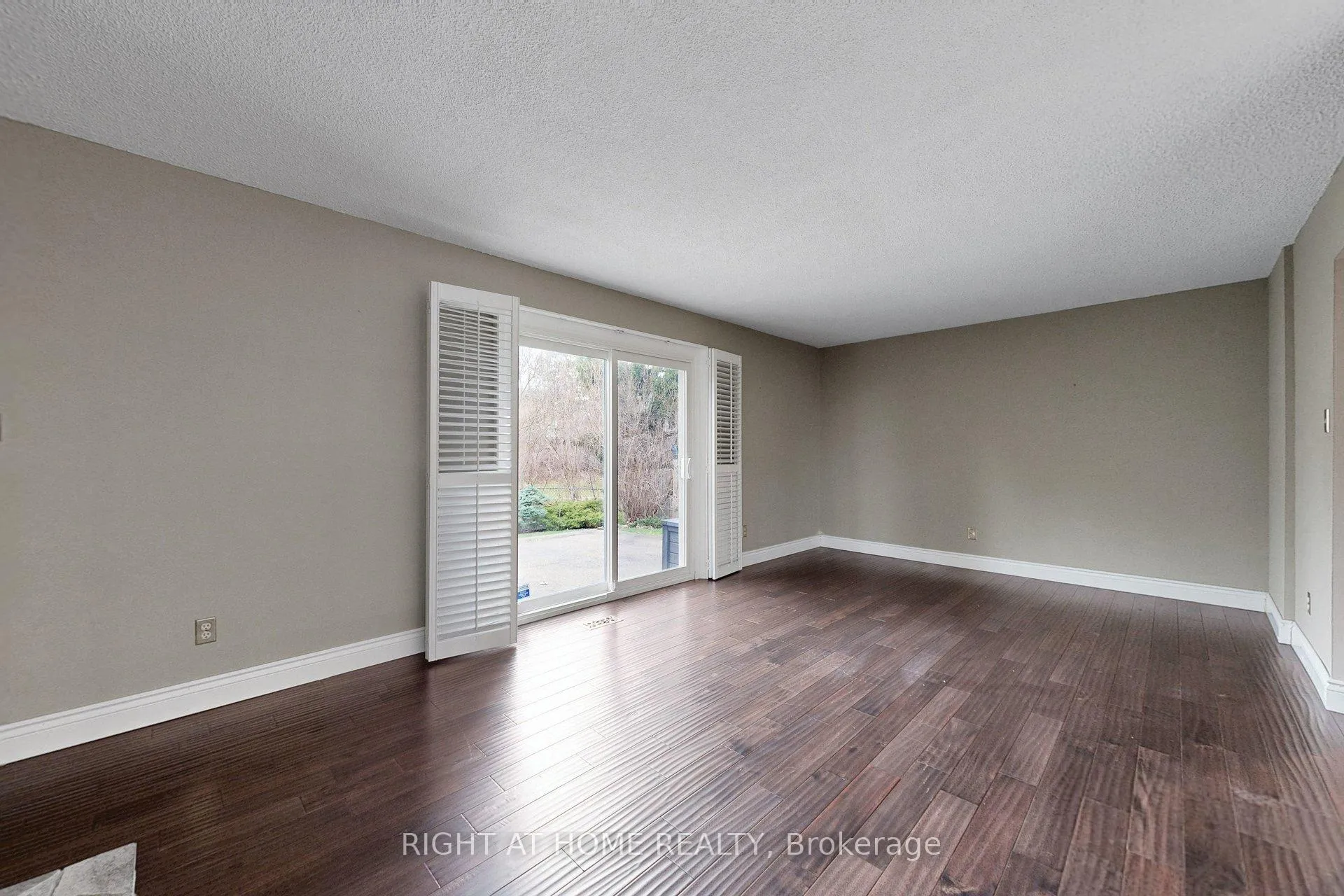 Photo 18 of 22 Blueridge Square, Brampton, Heart Lake West — HOMEH