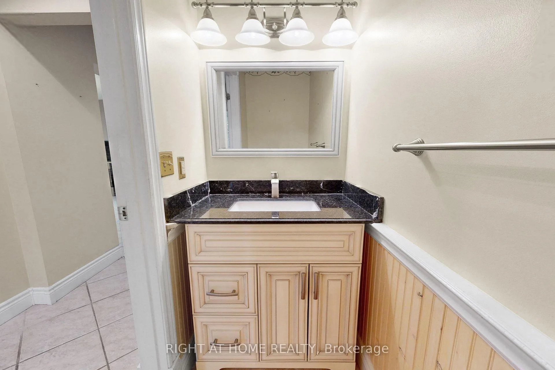 Photo 21 of 22 Blueridge Square, Brampton, Heart Lake West — HOMEH